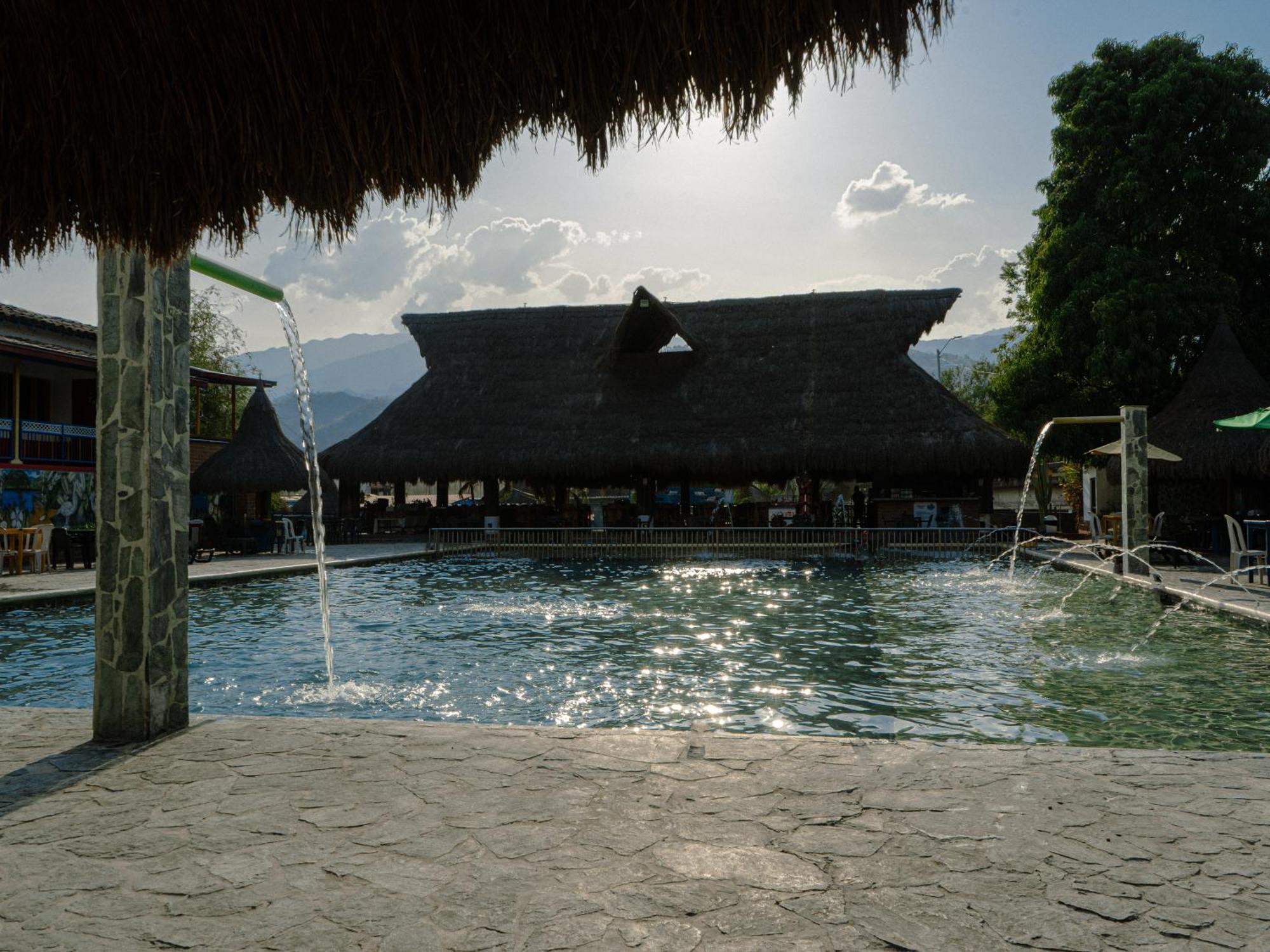Hotel Acuarela Del Rio Santa Fe de Antioquia Buitenkant foto
